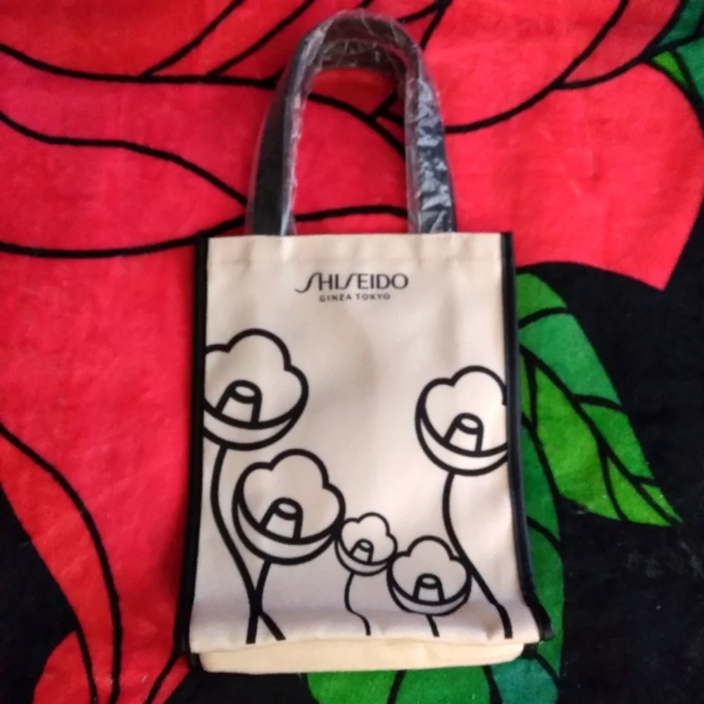 SHISEIDO small makeup gift bag
